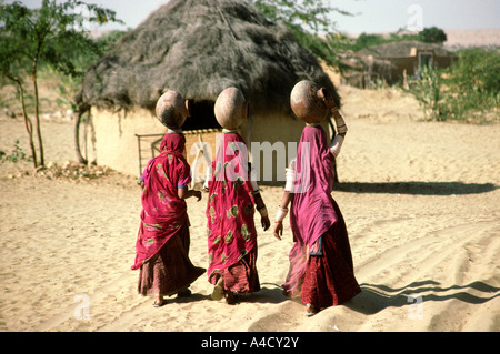 Indien Rajasthan Wüste Thar Khuri Menschen Dorffrauen Wassertragen in Gläsern Stockfoto