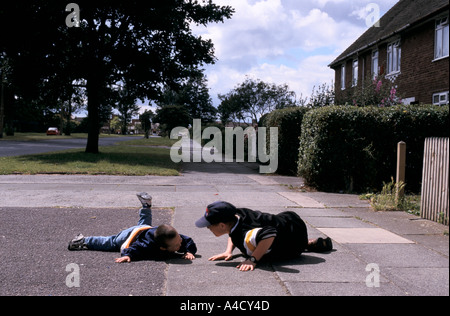 Zwei Jungs spielen auf den Straßen von Speke, Liverpool, UK Stockfoto