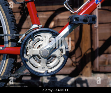Fahrrad-Tretkurbel, Kettenräder mit Wache und Kette auf dem Mountainbike. Stockfoto