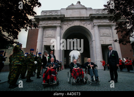 MENIN GATE MEMORIAL 75. STADTBEFREIUNG ZEREMONIE YPERN BELGIEN 24. JULI 2002 DER LETZTE BEITRAG SPIELTE VON YPERN FEUERWEHR Stockfoto