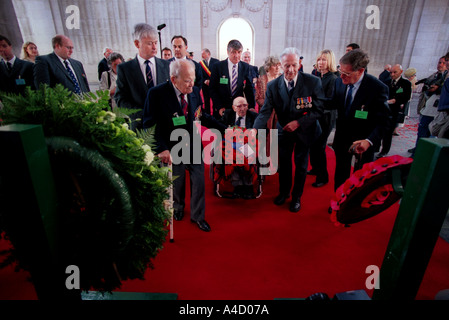 MENIN GATE MEMORIAL 75. STADTBEFREIUNG ZEREMONIE YPERN BELGIEN 24. JULI 2002 DER LETZTE BEITRAG SPIELTE VON YPERN FEUERWEHR Stockfoto