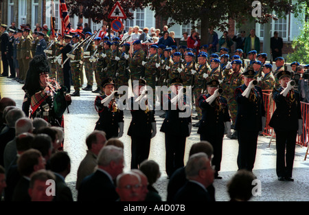 MENIN GATE MEMORIAL 75. STADTBEFREIUNG ZEREMONIE YPERN BELGIEN 24. JULI 2002 DER LETZTE BEITRAG SPIELTE VON YPERN FEUERWEHR Stockfoto