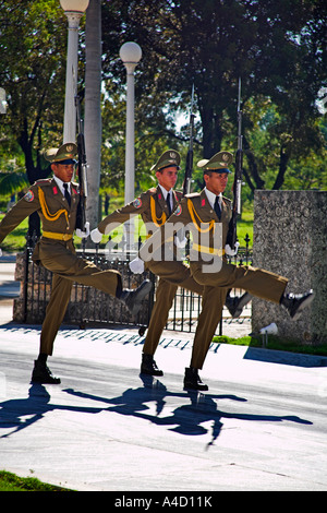 Soldaten marschieren, Denkmal für Jose Marti, Cementerio Santa Ifigenia, Santiago De Cuba, Kuba Stockfoto
