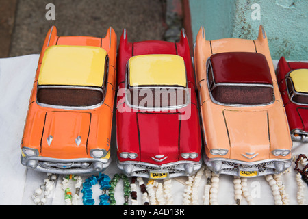 Drei klassische amerikanische Modellautos für Verkauf in einem Markt, Havanna, Kuba Stockfoto