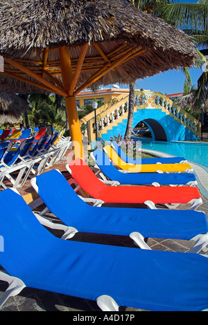 Strandliegen und Sonnenschirme Sonnenliegen am Pool Terrasse, in der Nähe von Trinidad, Provinz Sancti Spiritus, Kuba Stockfoto