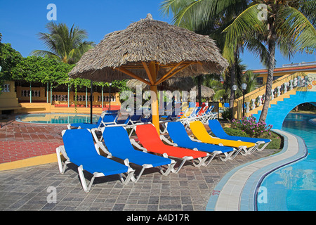 Verschiedene bunte Liegestühle und Sonnenschirm am Pool Terrasse, in der Nähe von Trinidad, Provinz Sancti Spiritus, Kuba Stockfoto