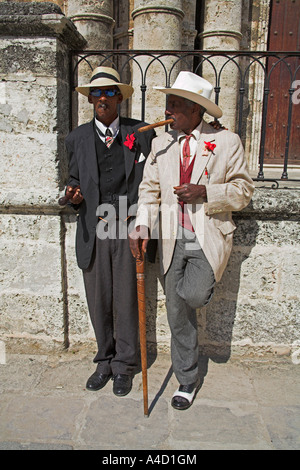 Zwei Männer, die rauchen Zigarren, Plaza De La Catedral, Havanna, La Habana Vieja, Kuba Stockfoto