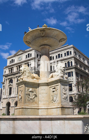 Brunnen der Löwen und Lonja del Comercio De La Habana, Plaza de San Francisco, Havanna, La Habana Vieja, Kuba Stockfoto