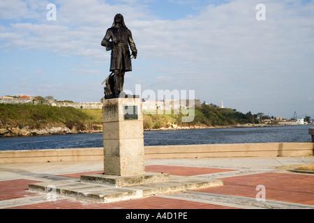 Statue von Pierre Le Moyne D'Iberville mit Havana Hafen und die Festung San Carlos De La Cabana hinter, Havanna, Kuba Stockfoto