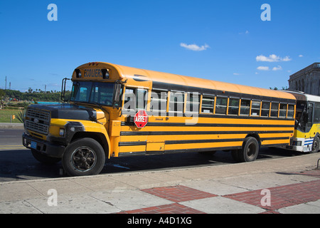 Gelber Schulbus Ford geparkt am Straßenrand, Havanna, La Habana Vieja, Kuba Stockfoto
