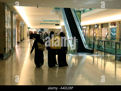 Drei muslimische Frauen in Tracht, Einkaufen in der Abu Dhabi Mall, Abu Dhabi City, Vereinigte Arabische Emirate Stockfoto