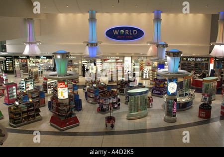 London Gatwick Airport North Terminal Abflüge Bereich südliche England Vereinigtes Königreich UK Steuer- und zollfrei Kosmetik-shop Stockfoto