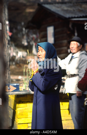 Alte buddhistische Tempel Schamanen Ritual durchführen beten außerhalb, Hoytogol, Buriatya, Ost-Sibirien, Russland Stockfoto