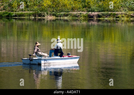 Zwei alte Männer, die in einem See angeln Stockfoto