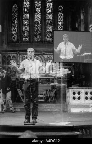 Nicky Gumbel, Anführer der Alpha-Kurs, Predigt in der Holy Trinity Church, Knightsbridge 2001 Stockfoto