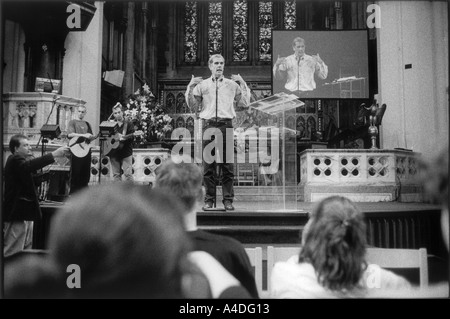 Nicky Gumbel, Anführer der Alpha-Kurs, Predigt in der Holy Trinity Church, Knightsbridge 2001 Stockfoto