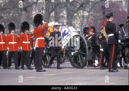 Die Grenadier Guards Gruß an die Königsmutter Beerdigung, London 5. April 2002 Stockfoto