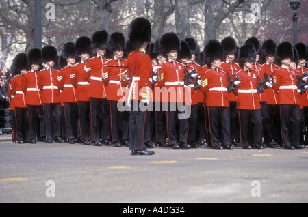 Die Grenadier Guards die Königsmutter Beerdigung, London 5. April 2002 Stockfoto