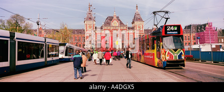 Amsterdam-Straßenbahnen außerhalb des Hauptbahnhofs Stockfoto