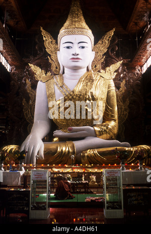 Ein Mönch betet an den riesigen sitzenden Buddha Nga Htat Gyi Pagode, Yangon, Rangun, Myanmar, Burma Stockfoto