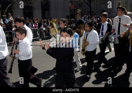 Eine NYC Schule marschierendes Band marschiert in die griechischen Indpendence Day Parade Stockfoto