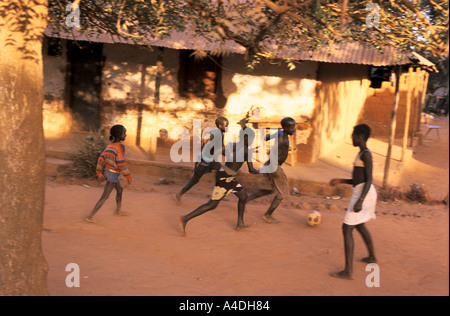 Kinder spielen Fußball barfuß auf einem Dorf Straße Bissau, Guinea Bissau, Afrika Stockfoto