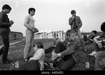 Jugendlichen hängen auf der Ford Estate Birkenhead Merseyside, UK Stockfoto