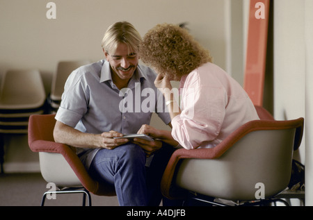 Ein Mann und eine Frau reden, Leyhill offenen Gefängnis, Bristol, UK Stockfoto