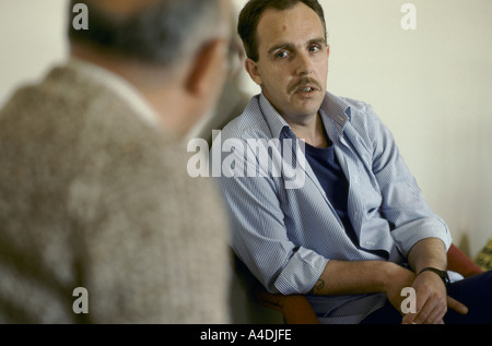 Zwei Gefangene sprechen, öffnen Leyhill Gefängnis, Bristol, UK Stockfoto