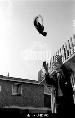 Eine Jugend veröffentlicht in Taube The Ford Estate Birkenhead, Merseyside 1981 Stockfoto