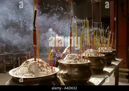Beten mit Weihrauch bei Quan Am Pagoda, Cholon, Vietnam Stockfoto