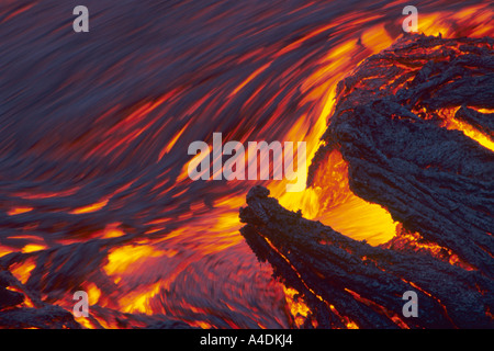 Geschmolzenes Pahoehoe-lava in der Nacht vom Ausbruch des Kilauea Vulkans, in Volcanoes National Park, Wyoming, USA fließt Stockfoto