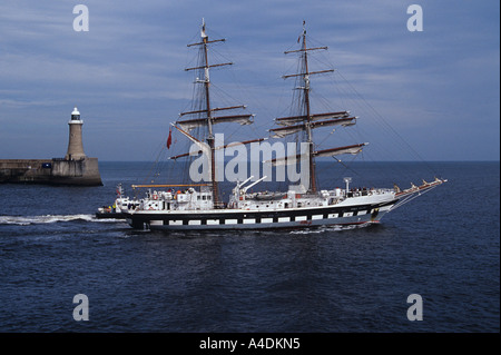 Prinz William Tall Ship übergibt Tynemouth Pier & Leuchtturm verlassen den Fluss Tyne, nachdem ein Höflichkeitsbesuch vor dem Rennen 2005 Stockfoto
