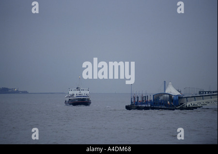 Mit der Fähre über den Mersey. Liverpool, England Stockfoto