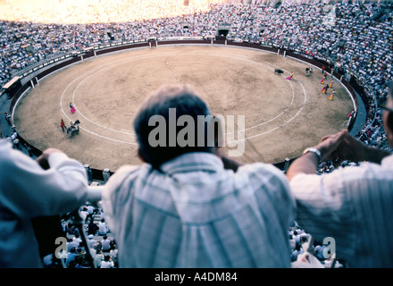 Menschen beobachten einen Stierkampf in der Arena Las Ventas in Madrid Stockfoto