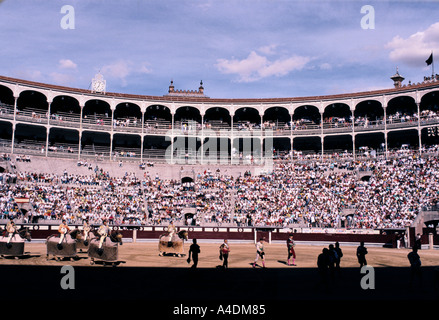 Menschen beobachten einen Stierkampf in der Arena Las Ventas in Madrid Stockfoto