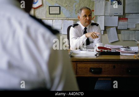 Polizisten treffen, Southampton zentrale Polizeistation, Southampton, Vereinigtes Königreich Stockfoto