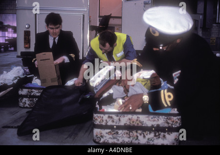 Zollbeamte suchen ankommende Gepäck zum Flughafen Stansted, UK Stockfoto