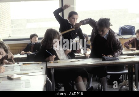 Schülerinnen und Schüler kämpfen im Klassenzimmer, UK Stockfoto