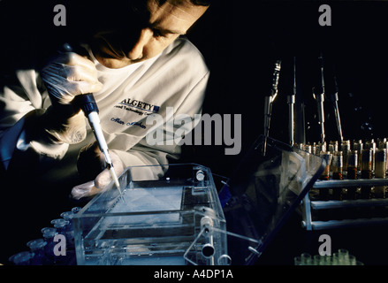 Eine weiß beschichtete Techniker mit Gummihandschuhen in DNA-Forschungslabor, Cambridge Stockfoto