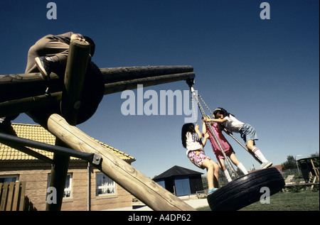 Kinder auf einem hölzernen Playstructure auf dem Open-Air-Spielplatz am Herredsvej nach der Schule Centre in Arhus, Dänemark Stockfoto