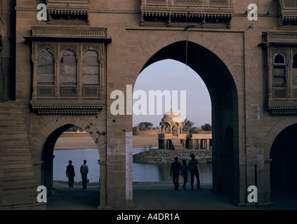 Tempel um den Gadi Sagar Tank, die einst die einzige Wasserversorgung der Stadt Jaisalmer, Rajasthan, Indien Stockfoto