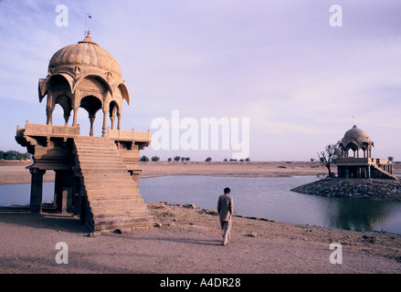 Tempel um den Gadi Sagar Tank, die einst die einzige Wasserversorgung der Stadt Jaisalmer, Rajasthan, Indien Stockfoto