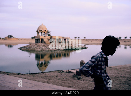 Tempel um den Gadi Sagar Tank, die einst die einzige Wasserversorgung der Stadt Jaisalmer, Rajasthan, Indien Stockfoto