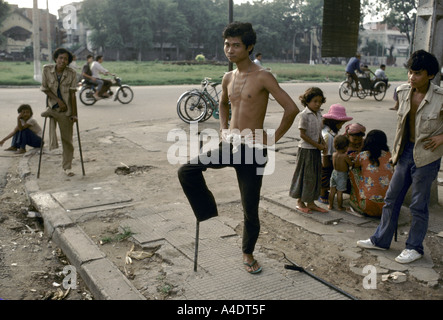 Phnom Penh, Kambodscha; Junge Arbeitslose Männer hängen in der Innenstadt sind Amputierte, nach Verstärkung auf Landminen verletzt. Stockfoto