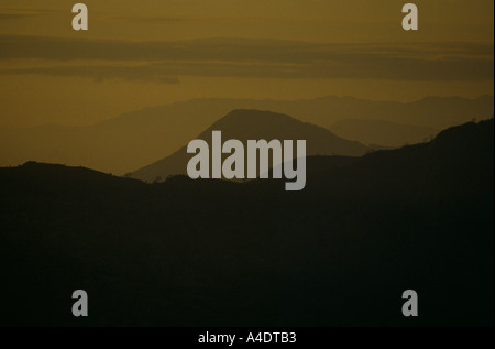 Die Sonne versinkt hinter den Himalays wirft ein goldenes Licht über Mount Annapurna Stockfoto