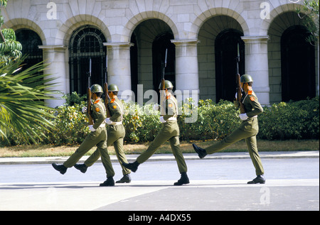Kubanischen bewaffneten militärischen, marschieren vorbei an eine große weiße Gebäude mit Säulen in Havanna, Kuba Stockfoto