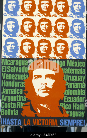 Mehrere Bilder von Che Guevara auf einem Plakat in Havanna, Kuba, sagt Hasta la Victoria Siempre - bis zum Sieg immer! Stockfoto