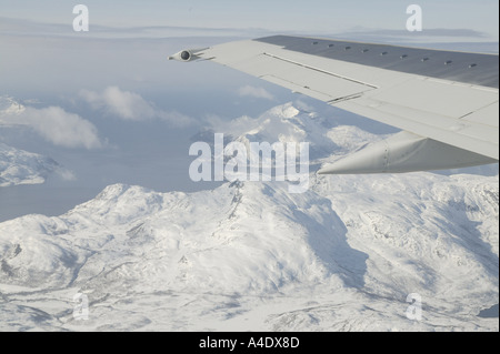 Blick vom Flugzeugfenster über schneebedeckte Berge in Tromsø, Norwegen Stockfoto