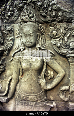 Apsara, oder genauer gesagt ein gesagt, ständigen himmlischen Nymphe, eine geschnitzte Frauenfigur üppige Anlage Angkor, Kambodscha. DW29 Stockfoto